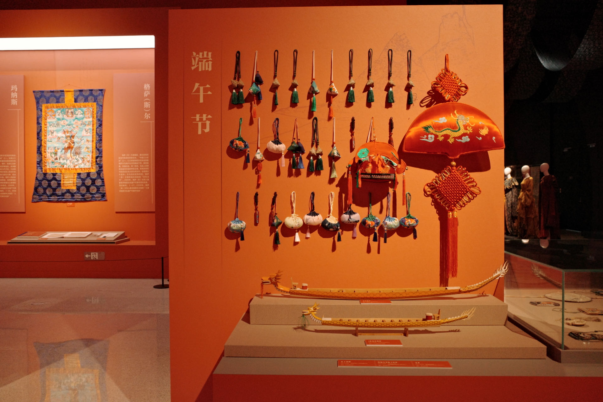 “氣象萬千——中國非遺保護實踐主題展”展示了端午節(jié)主題的非遺。人民網記者 劉微攝