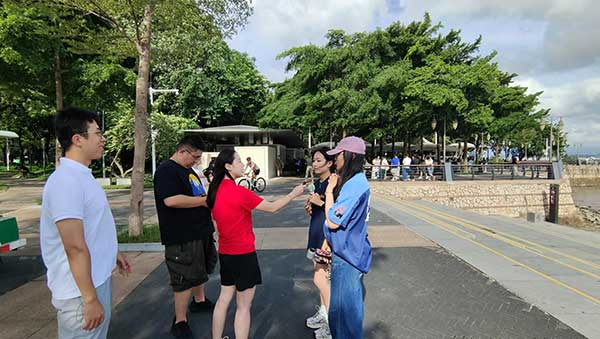 人民網(wǎng)記者采訪紅樹林公園游客。人民網(wǎng)記者 李彤?dāng)z