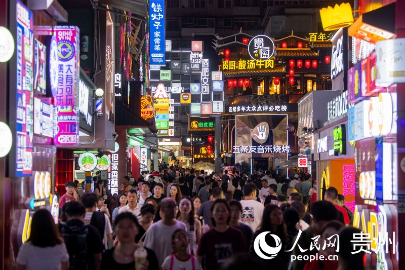 6月21日，貴陽，青云市集內(nèi)游人如織。人民網(wǎng)記者 翁奇羽攝