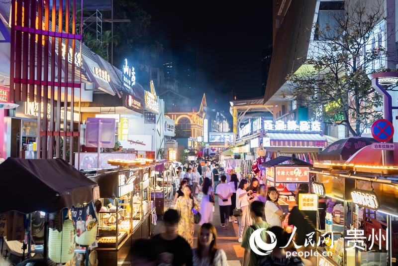 6月21日，夜幕下人頭攢動的貴陽市太平路街區(qū)。人民網(wǎng)記者 涂敏攝