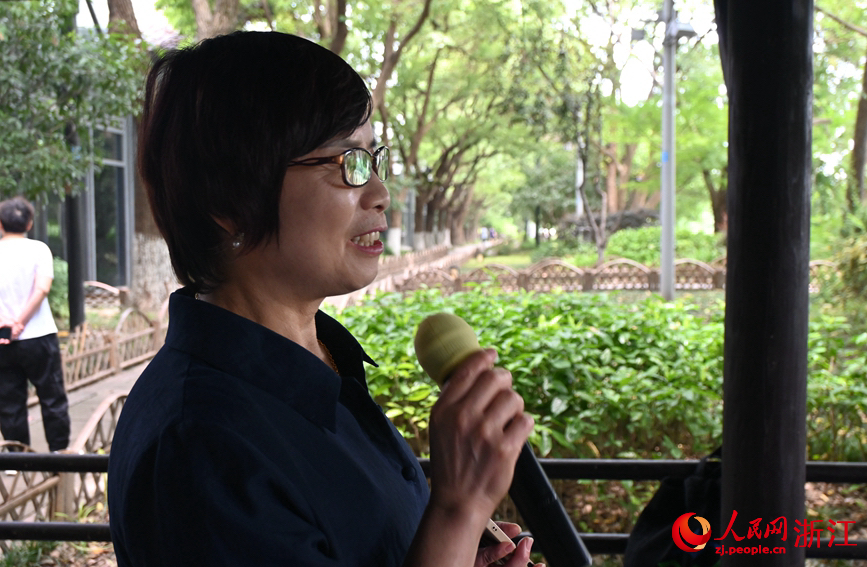 面向運(yùn)河，任國(guó)萍放聲歌唱。人民網(wǎng)記者 張麗瑋