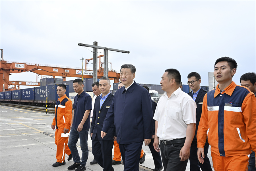 2024年4月22日至24日，中共中央總書記、國家主席、中央軍委主席習(xí)近平在重慶考察。這是22日下午，習(xí)近平在重慶國際物流樞紐園區(qū)重慶鐵路集裝箱中心站，同貨車司機、列車司機、裝卸工人、場站管理人員等親切交流。新華社記者 岳月偉 攝