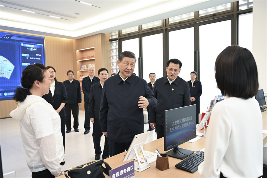 2024年4月22日至24日，中共中央總書記、國家主席、中央軍委主席習(xí)近平在重慶考察。這是22日下午，習(xí)近平在九龍坡區(qū)謝家灣街道民主村社區(qū)考察。新華社記者 謝環(huán)馳 攝