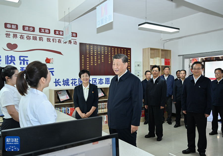 2024年6月19日下午，習(xí)近平在寧夏銀川市金鳳區(qū)長城花園社區(qū)黨群服務(wù)中心便民服務(wù)廳了解社區(qū)開展便民惠民服務(wù)等情況。新華社記者 謝環(huán)馳 攝