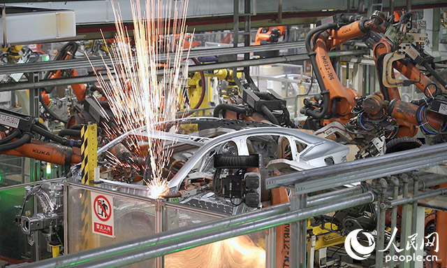 長安汽車兩江工廠，機(jī)械臂正在工作。人民網(wǎng)記者 劉祎攝