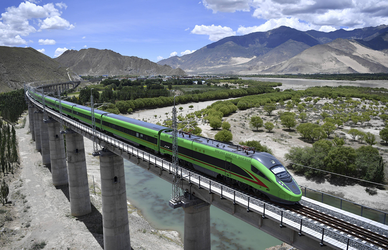 2022年6月22日，復(fù)興號列車行駛在西藏山南境內(nèi)。
