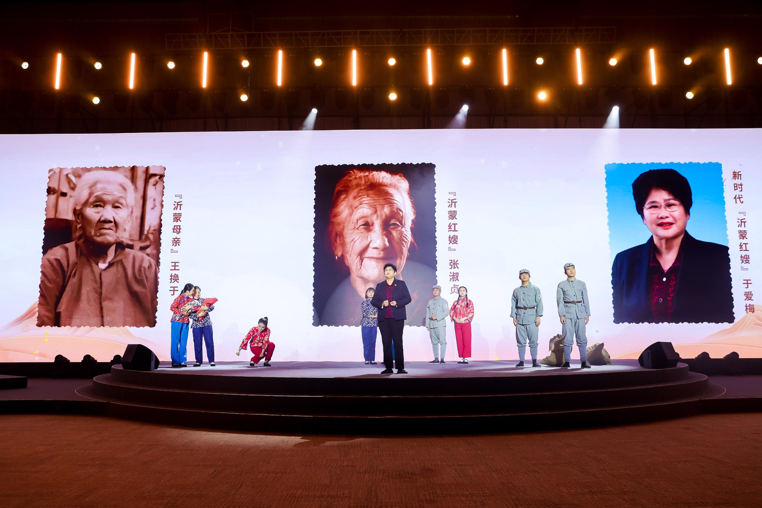 “何以中國·弦歌不輟”網(wǎng)絡(luò)主題活動現(xiàn)場，于愛梅講述“沂蒙紅嫂”的故事。人民視頻供圖。