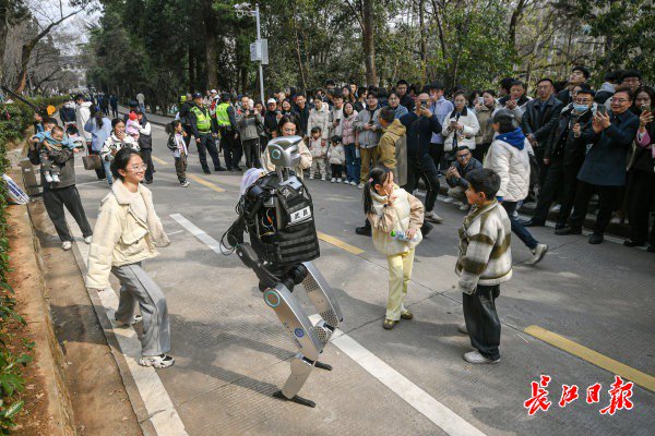 “智警小珞”人形機(jī)器人和小朋友們斗舞。長(zhǎng)江日?qǐng)?bào)記者史偉 攝