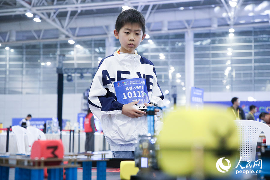 參加2025數(shù)字中國(guó)創(chuàng)新大賽青少年AI機(jī)器人賽道決賽的小選手。人民網(wǎng)記者 焦艷攝