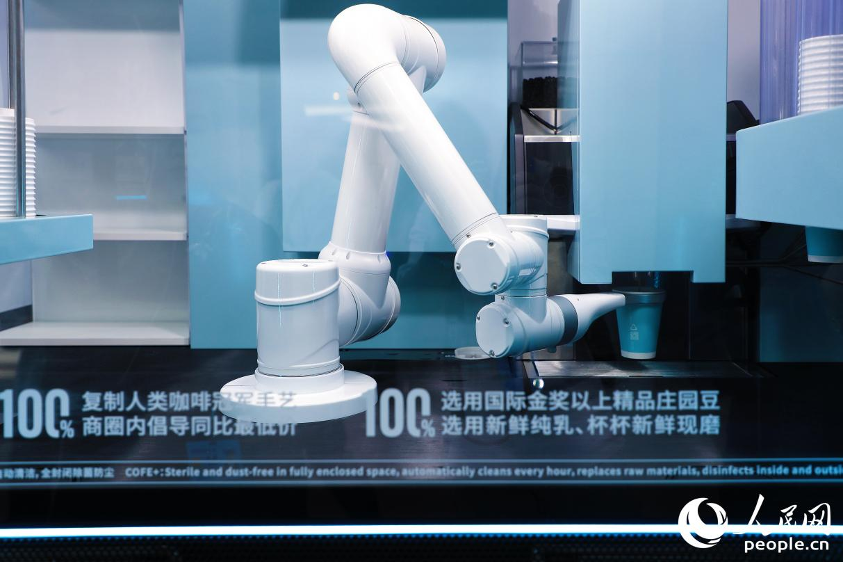 機(jī)器人現(xiàn)磨咖啡。人民網(wǎng) 李唯一攝