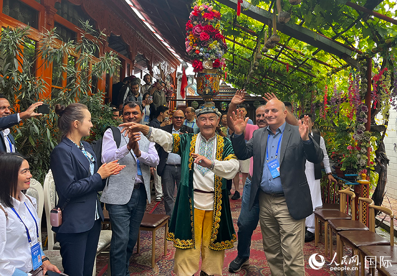 5月24日，外國(guó)媒體人在伊寧市喀贊其民俗旅游區(qū)參觀體驗(yàn)。 人民網(wǎng)記者 翟轉(zhuǎn)麗攝