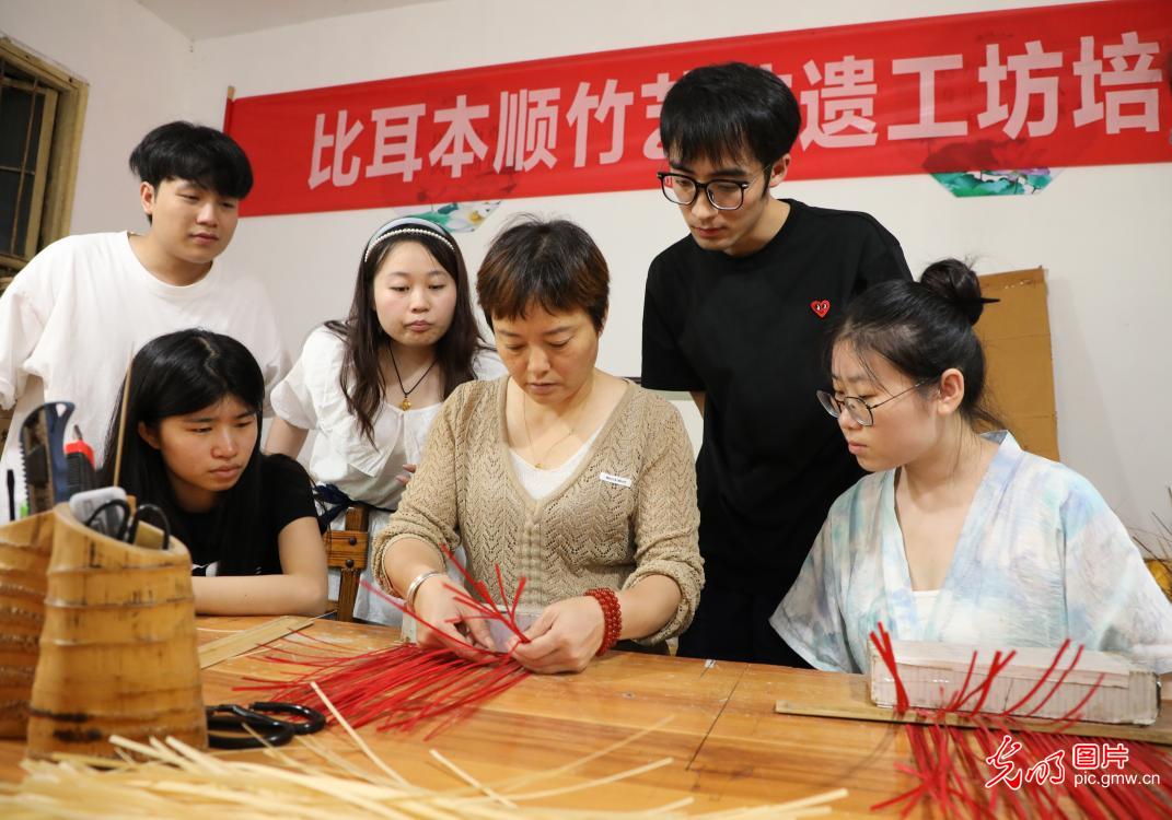 直播助農(nóng)、健康義診、扮靚街巷……青年學子暑期返鄉(xiāng)服務桑梓