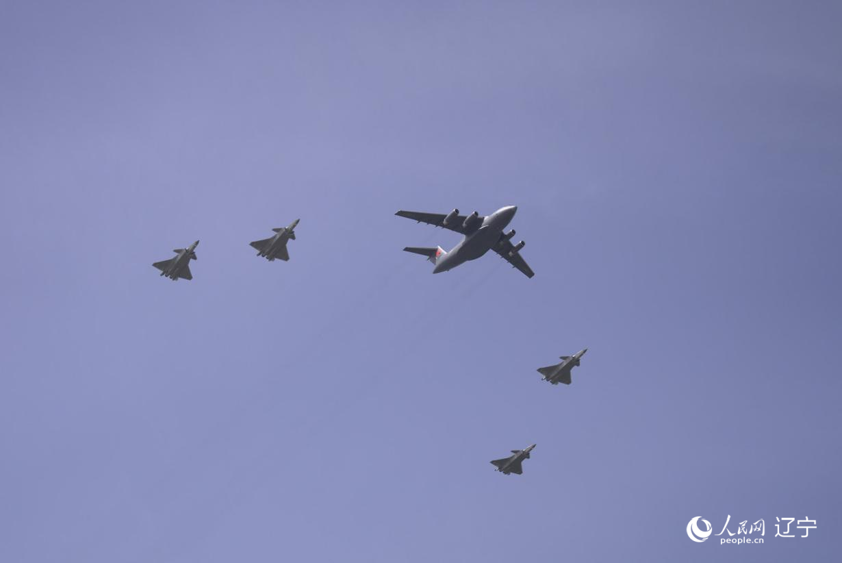執(zhí)行第十二批在韓中國人民志愿軍烈士遺骸轉運任務的運-20進入中國領空后，首次采用“五機編隊”的方式，由4架殲-20伴飛護航，與往年相比護航規(guī)格更高。人民網記者 邱宇哲攝