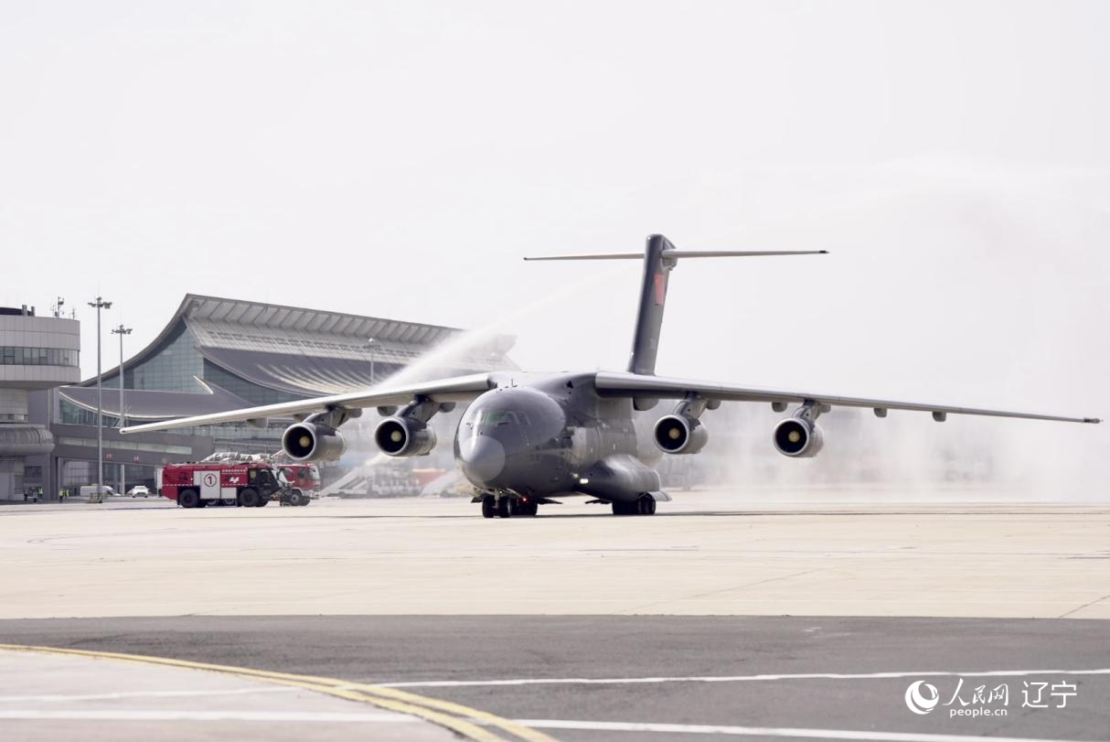 沈陽桃仙國際機場以“過水門”最高禮遇迎接英烈回家。人民網記者 邱宇哲攝