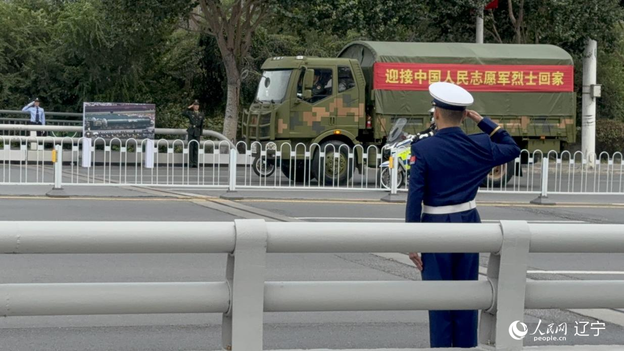 沈陽市渾河橋東側，擺放著東風—5C導彈的受閱照片。人民網記者 湯龍攝