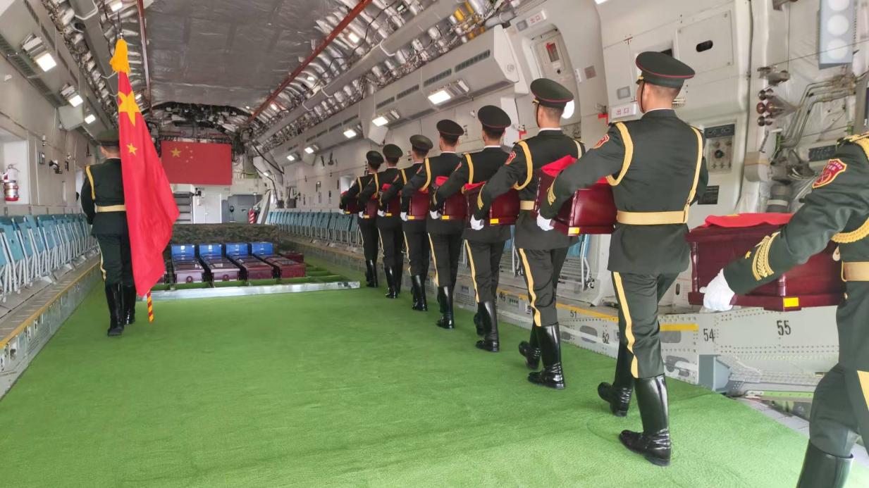在韓國仁川國際機場，引靈手徐澤東引領中國人民解放軍儀仗司禮大隊禮兵護送英烈遺骸棺槨登上空軍“運-20”專機啟程回國?？照麄骶止﹫D