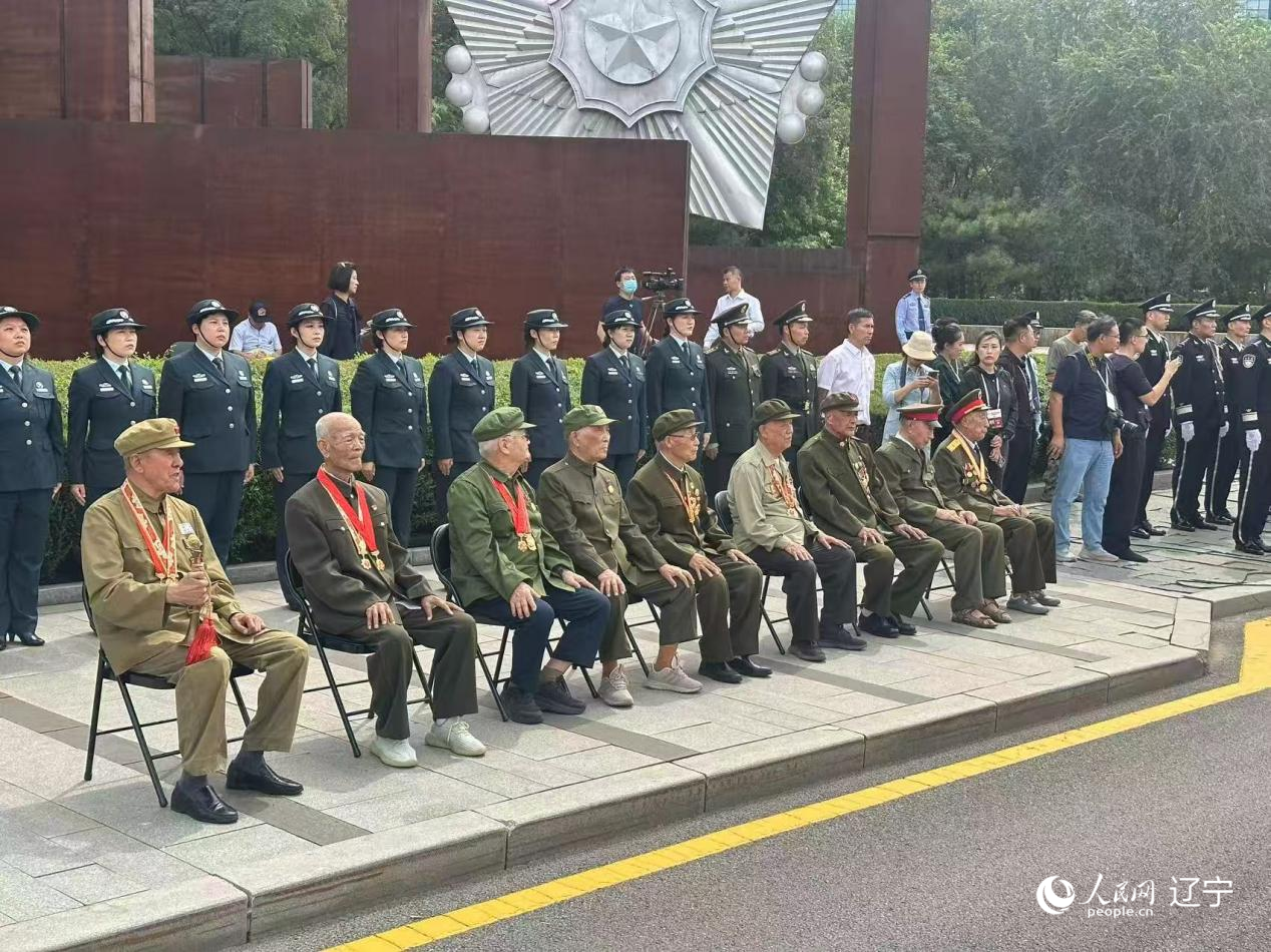 沈陽抗美援朝烈士陵園門前，志愿軍老戰(zhàn)士等候戰(zhàn)友的歸隊。人民網記者 周頌雪攝