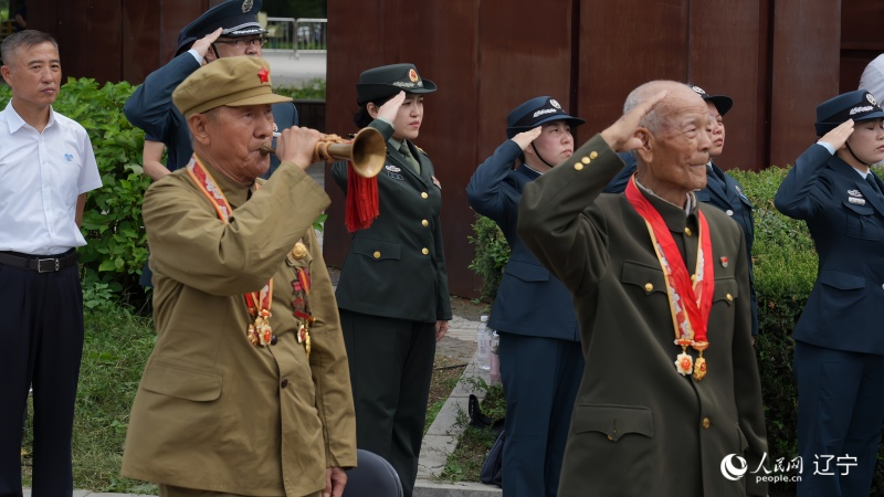 志愿軍老戰(zhàn)士南啟祥再次為戰(zhàn)友吹響了沖鋒號。人民網記者 周頌雪攝
