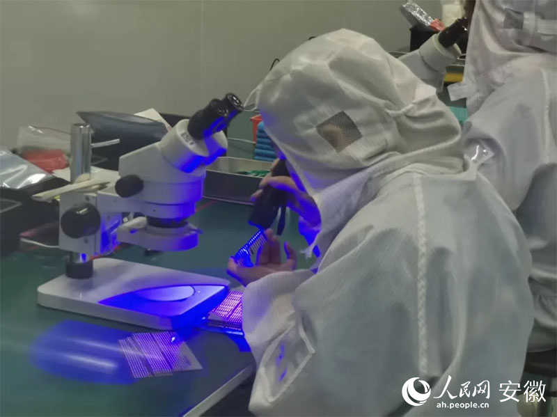 金張科技帶動下，超100家功能膜新材料企業(yè)在太湖縣集聚。人民網(wǎng)記者 胡雨松攝