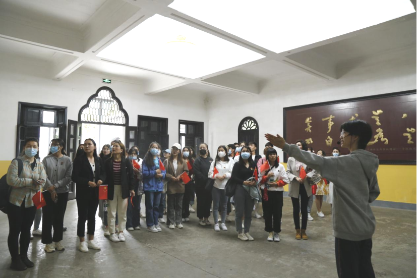 2021年5月20日，在喜迎中國共產(chǎn)黨建黨100周年之際，我校開展了少數(shù)民族學(xué)生“學(xué)黨史、感恩黨、跟黨走”紅色研學(xué)活動。