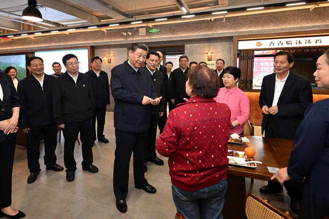 △2024年4月22日，習(xí)近平總書記來到重慶九龍坡區(qū)謝家灣街道民主村社區(qū)考察。