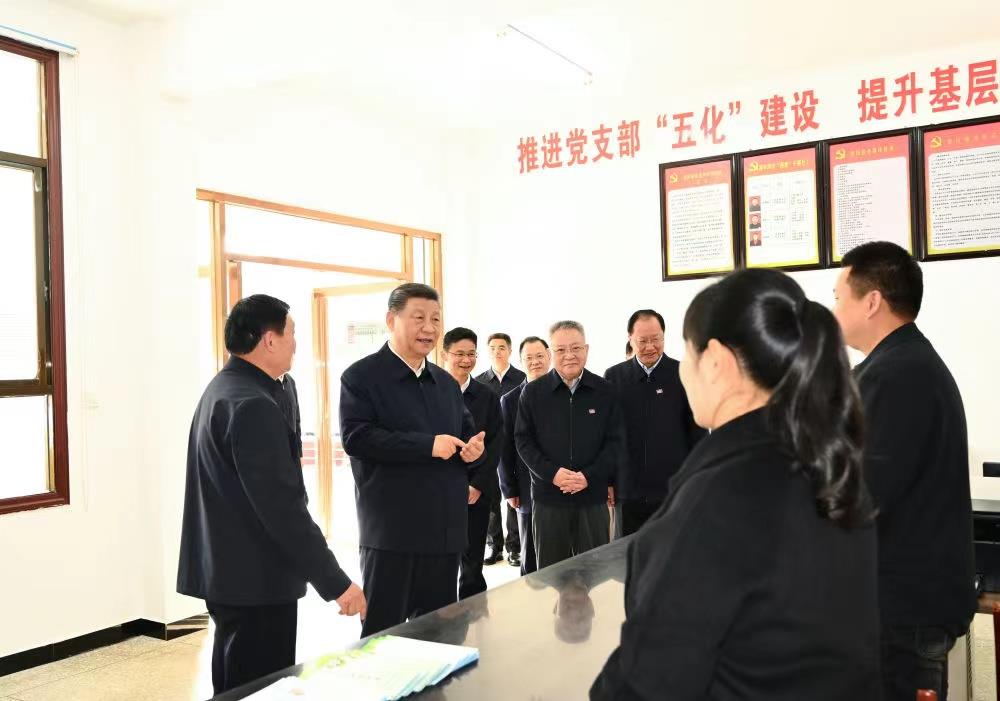 △2024年3月19日，習(xí)近平總書記在湖南常德市鼎城區(qū)謝家鋪鎮(zhèn)港中坪村黨群服務(wù)中心了解當(dāng)?shù)貫榛鶎訙p負(fù)、提升基層治理效能等情況。