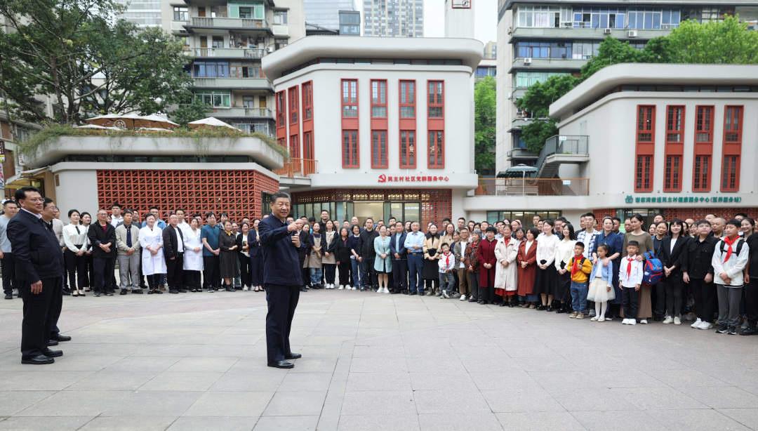 △2024年4月22日，習(xí)近平總書記來到重慶九龍坡區(qū)謝家灣街道民主村社區(qū)考察。