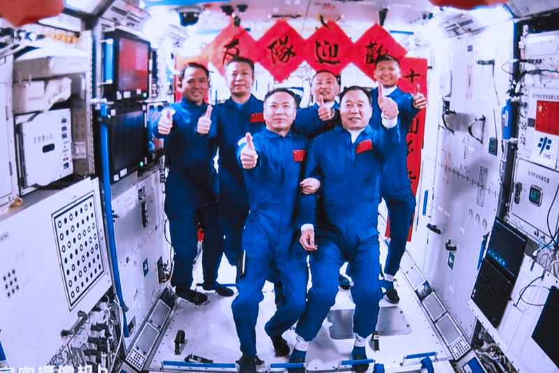 2023年5月30日，在北京航天飛行控制中心拍攝的神舟十五號航天員乘組與神舟十六號航天員乘組拍下“全家?！钡漠嬅?。