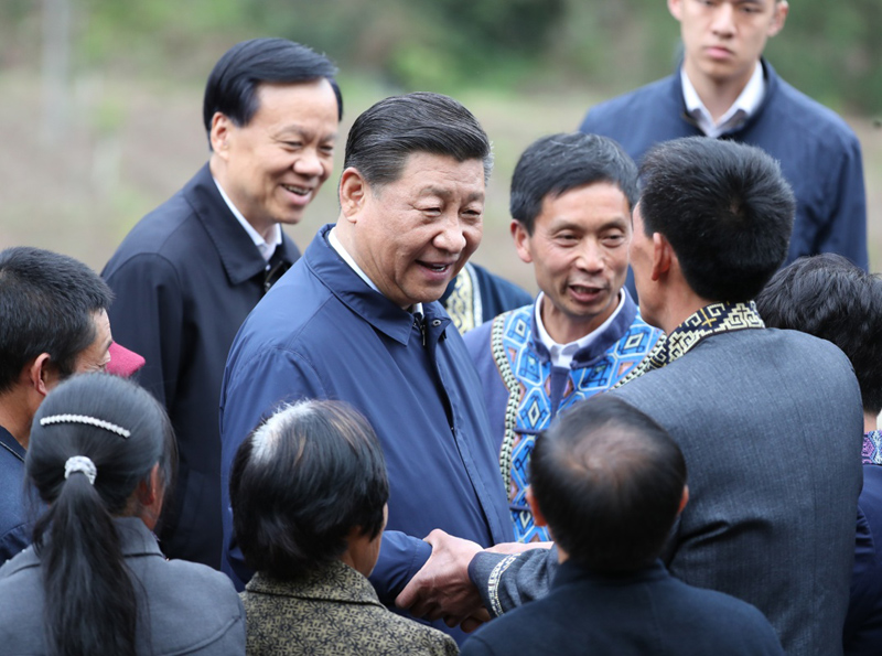 2019年4月15日至17日，中共中央總書記、國家主席、中央軍委主席習(xí)近平在重慶考察，并主持召開解決“兩不愁三保障”突出問題座談會(huì)。這是4月15日下午，習(xí)近平在石柱土家族自治縣中益鄉(xiāng)華溪村同村民親切交流。新華社記者 丁海濤 攝