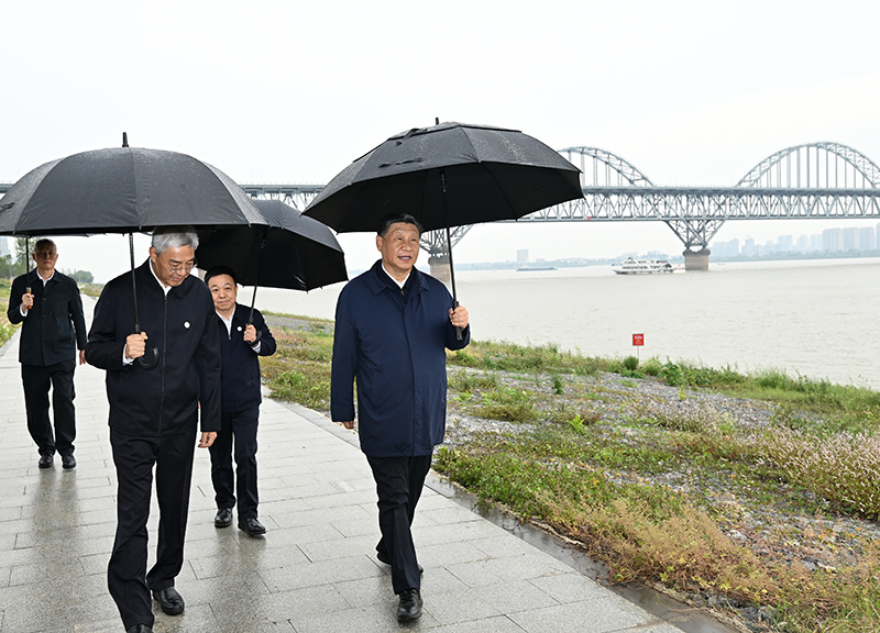 2023年10月10日至13日，中共中央總書(shū)記、國(guó)家主席、中央軍委主席習(xí)近平在江西考察。這是10日下午，習(xí)近平在長(zhǎng)江國(guó)家文化公園九江城區(qū)段考察時(shí)，冒雨沿江堤步行察看沿岸風(fēng)貌。新華社記者 謝環(huán)馳 攝