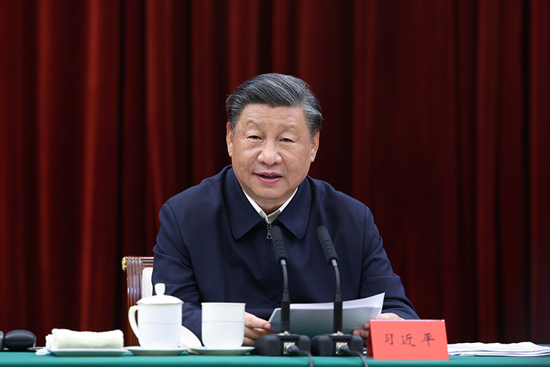 2023年10月12日下午，中共中央總書(shū)記、國(guó)家主席、中央軍委主席習(xí)近平在江西省南昌市主持召開(kāi)進(jìn)一步推動(dòng)長(zhǎng)江經(jīng)濟(jì)帶高質(zhì)量發(fā)展座談會(huì)并發(fā)表重要講話。新華社記者 鞠鵬 攝