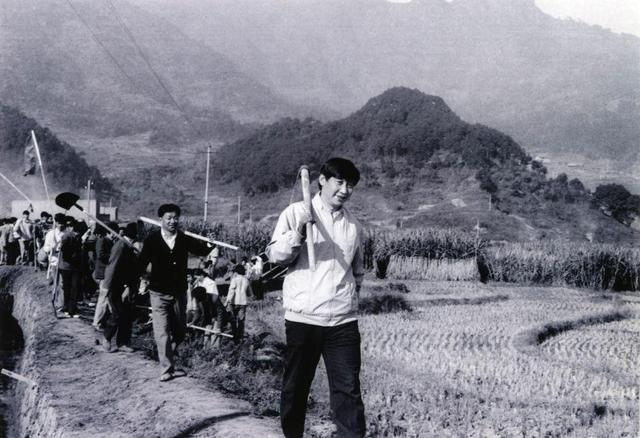 1989年12月2日，時任中共寧德地委書記的習(xí)近平帶領(lǐng)地直機關(guān)千余名干部到寧德縣南漈水利工地參加清溝排障修整水渠勞動。新華社發(fā)