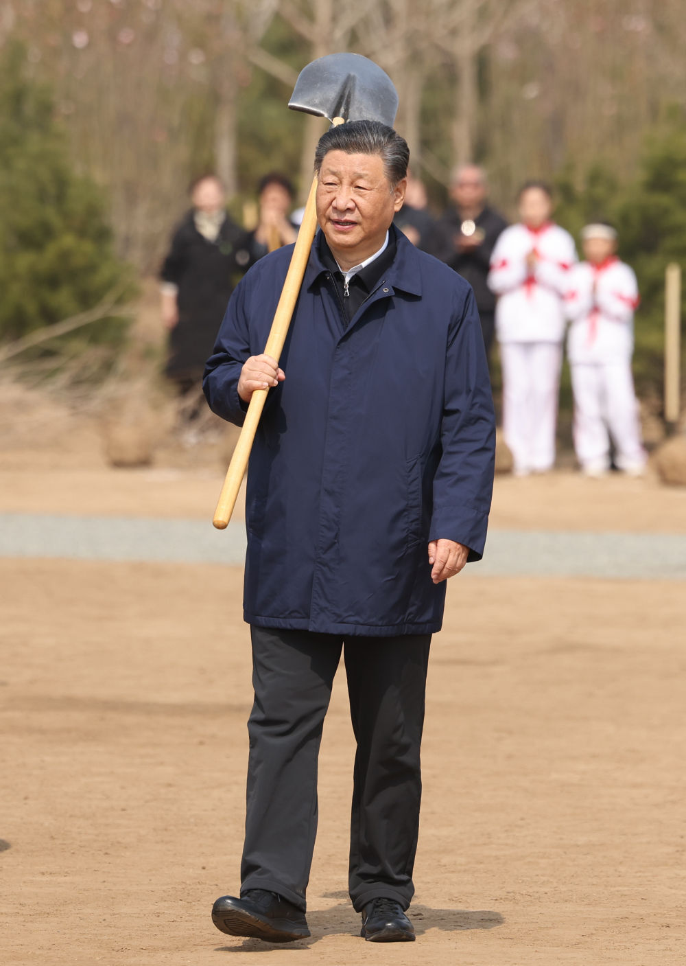 2024年4月3日，黨和國家領(lǐng)導(dǎo)人習(xí)近平、李強、趙樂際、王滬寧、蔡奇、丁薛祥、李希、韓正等來到北京市通州區(qū)潞城鎮(zhèn)參加首都義務(wù)植樹活動。這是習(xí)近平扛起鐵鍬走向植樹地點。新華社記者 龐興雷 攝