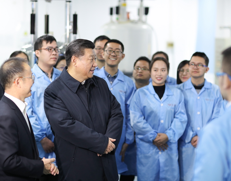 2019年1月17日，習近平在天津南開大學(xué)元素有機化學(xué)國家重點實驗室同師生親切交流。