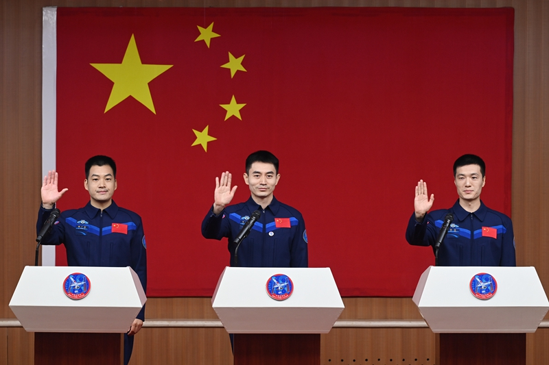 2024年月24日，神舟十八號載人飛行任務(wù)航天員葉光富（中）、李聰（右）、李廣蘇在酒泉衛(wèi)星發(fā)射中心問天閣與媒體記者集體見面。