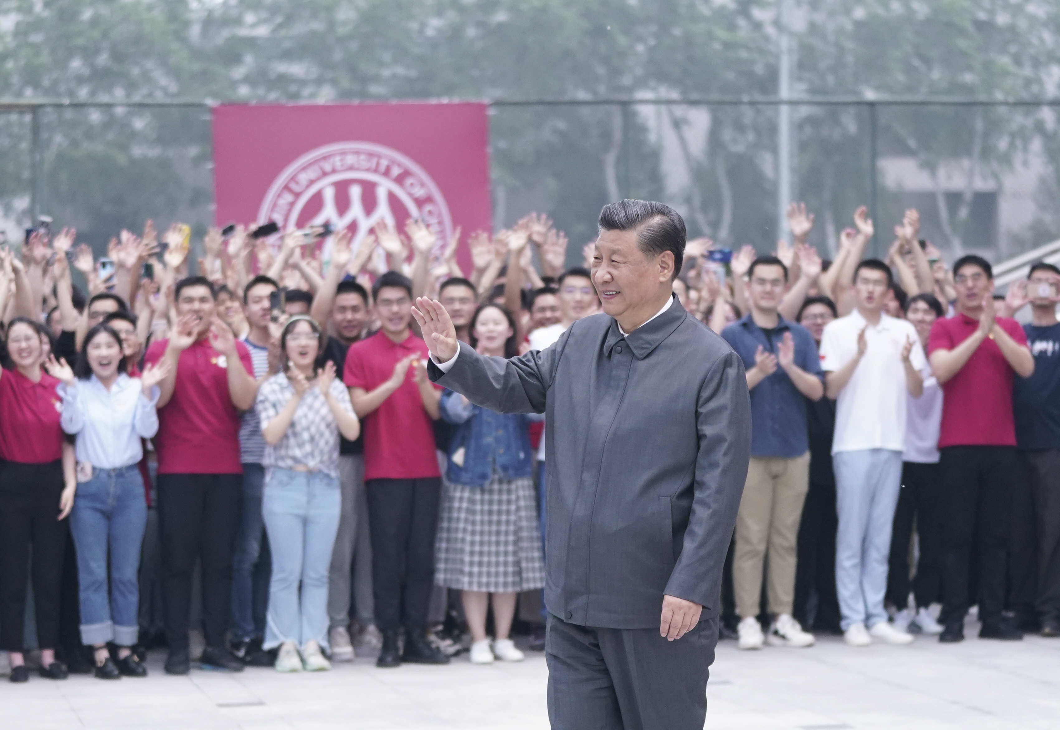 2022年4月25日，習(xí)近平總書(shū)記來(lái)到中國(guó)人民大學(xué)考察調(diào)研。這是習(xí)近平向師生們揮手致意。