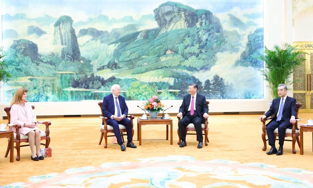 2024年4月8日，國家主席習(xí)近平在北京人民大會(huì)堂會(huì)見法國梅里?；饡?huì)主席梅里埃夫婦。新華社記者 黃敬文 攝