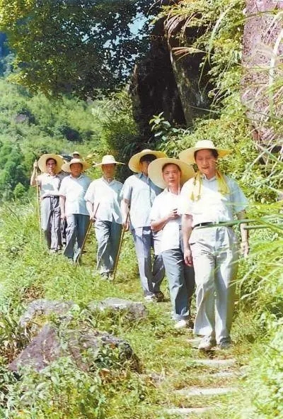 1989年7月，習(xí)近平在壽寧縣山村。