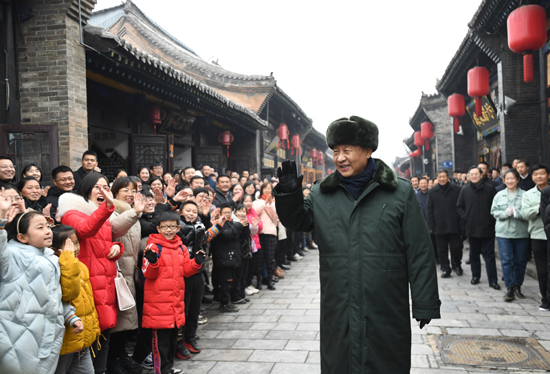 2022年1月27日，習近平總書記在平遙古城向現(xiàn)場群眾揮手致意。