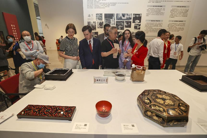 2023年5月28日，北京，推光漆器匠人為駐華使節(jié)展示技藝。