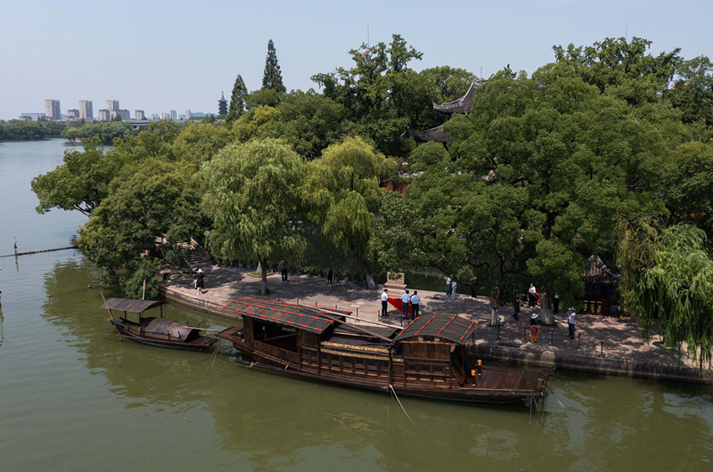 2022年7月27日，南湖紅船?？吭谡憬〖闻d市南湖旅游區(qū)的湖心島旁。