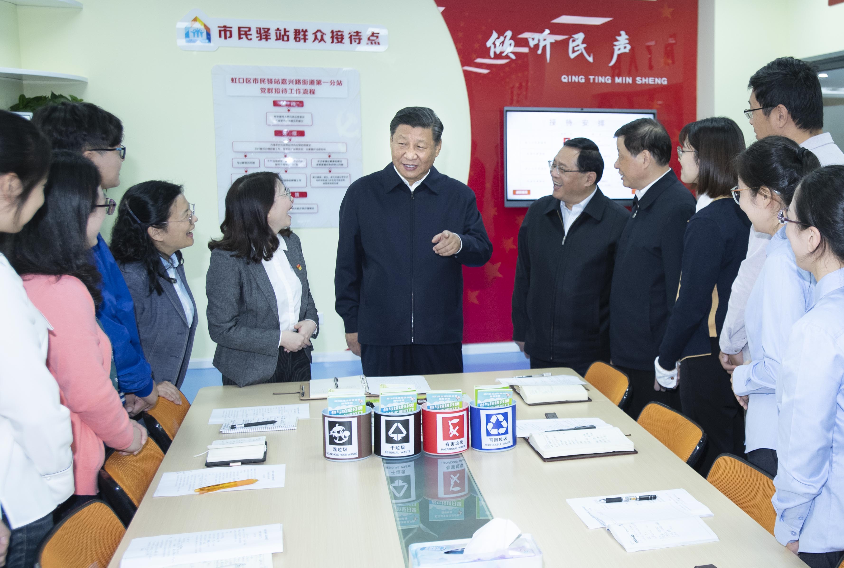 2018年11月6日至7日，中共中央總書記、國(guó)家主席、中央軍委主席習(xí)近平在上?？疾臁＿@是6日上午，習(xí)近平在虹口區(qū)市民驛站嘉興路街道第一分站，同幾位正在交流社區(qū)推廣垃圾分類的做法的年輕人親切交談。 新華社記者 李濤 攝