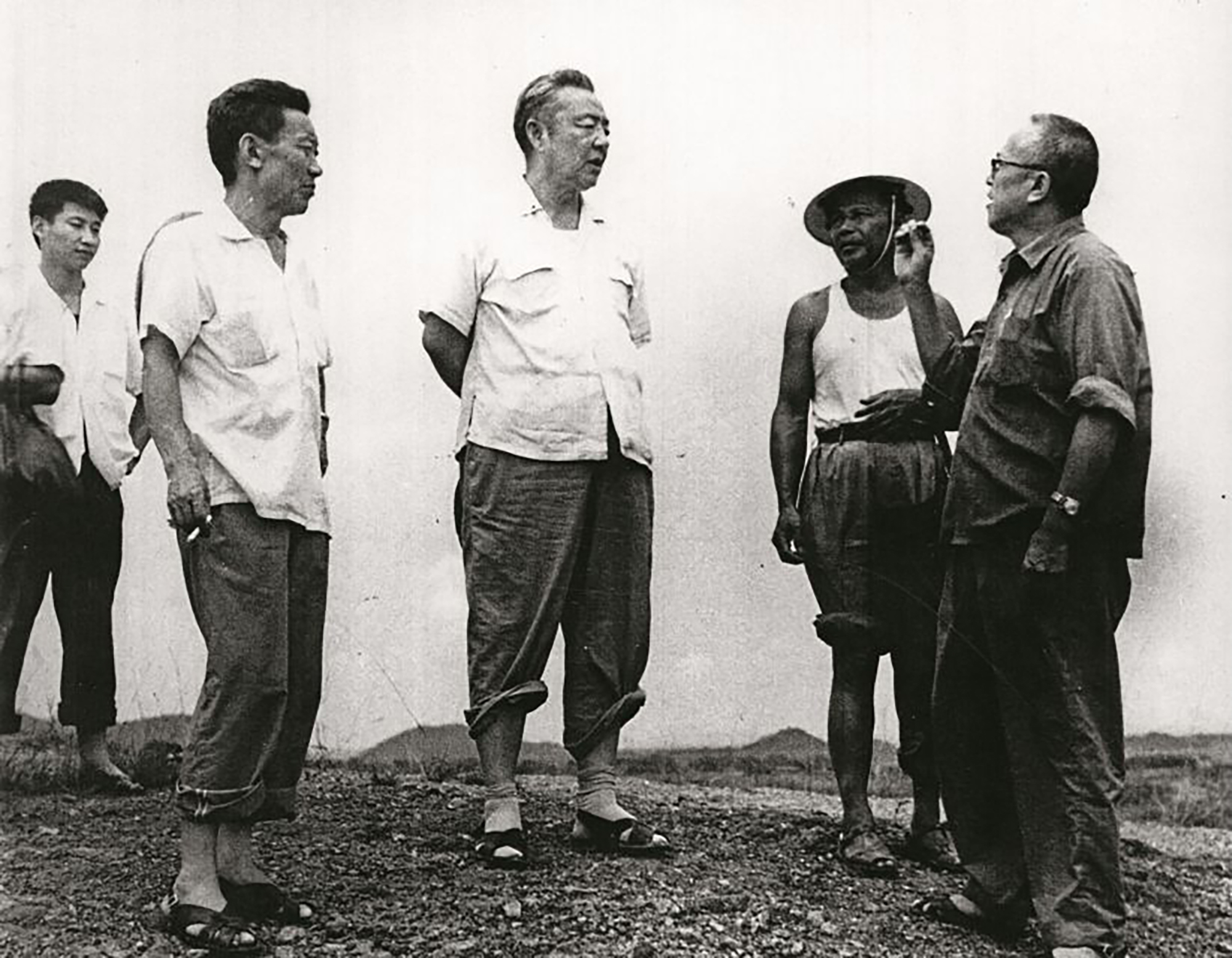 1978年8月5日，習(xí)仲勛（中）在廣東惠陽地區(qū)調(diào)研。左二為廣東省委農(nóng)村工作部副部長杜瑞芝，右一為惠陽地委書記李富林。 左一為當(dāng)時正在清華大學(xué)暑期的習(xí)近平。