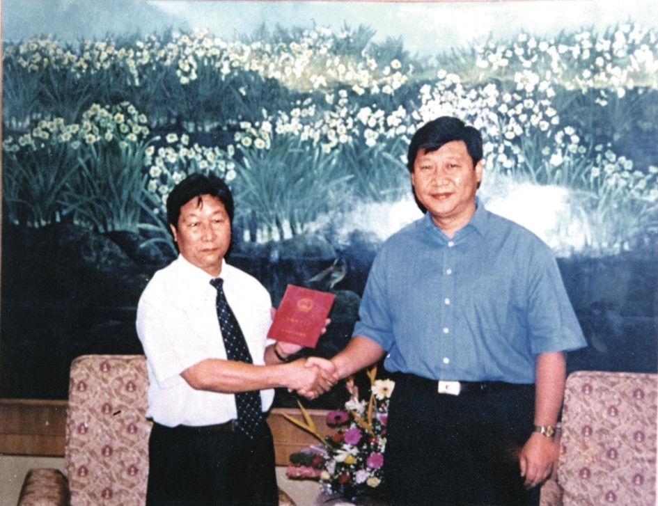 2000年7月，習(xí)近平為福建農(nóng)林大學(xué)教授林占熺頒發(fā)福建省政府“一等功”榮譽(yù)證書。圖源：《習(xí)近平在福建》（下）