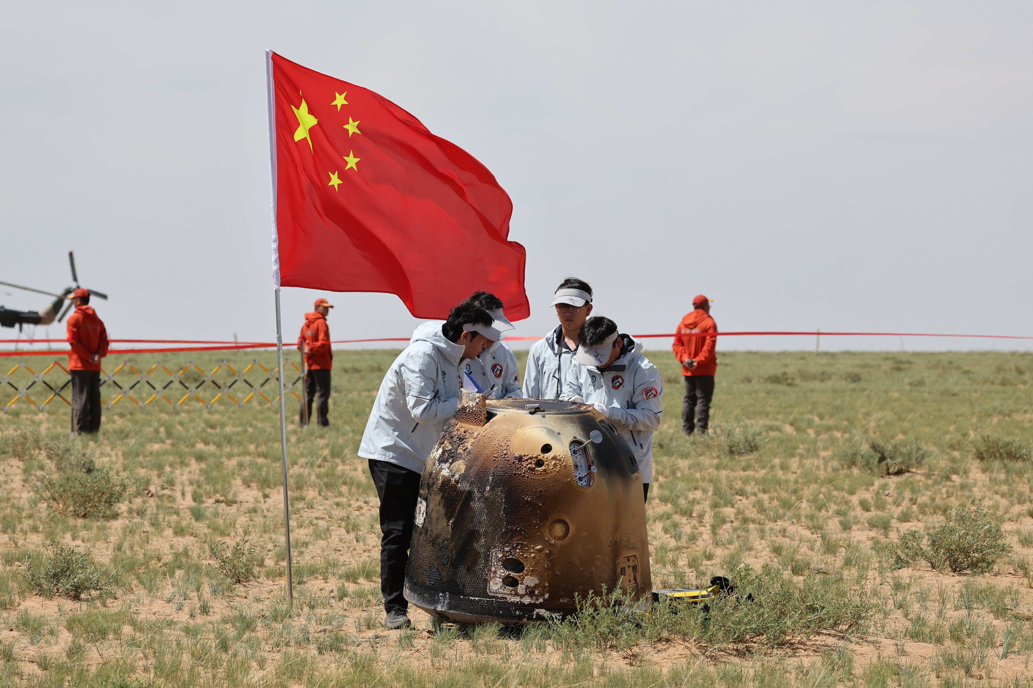 6月25日拍攝的嫦娥六號返回器回收現(xiàn)場。