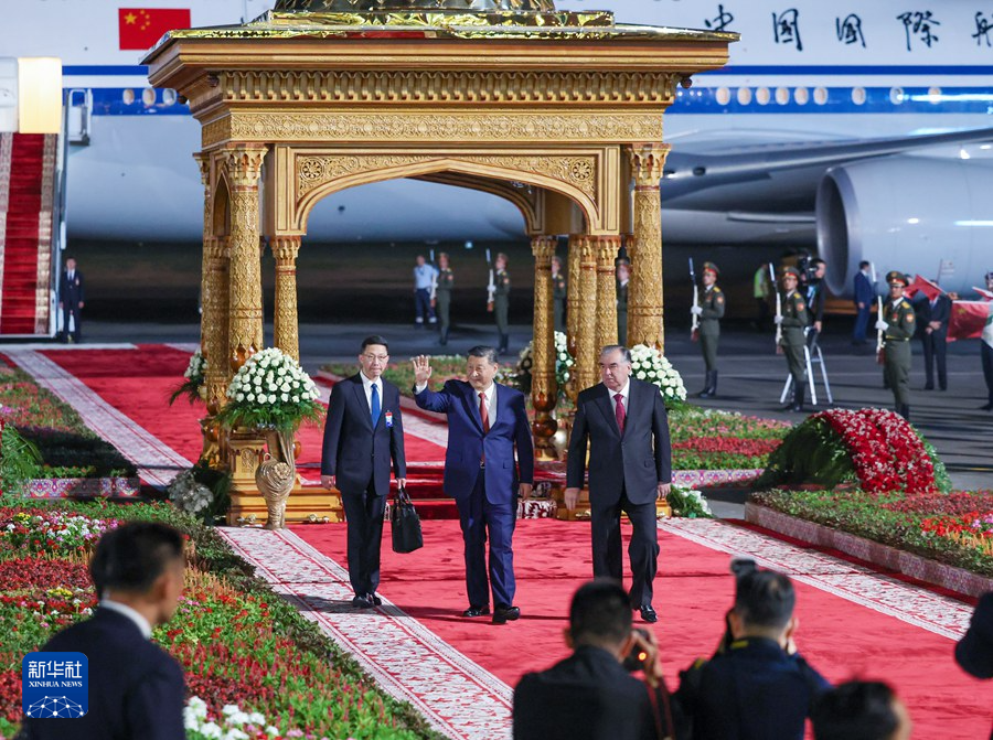 習(xí)近平抵達(dá)杜尚別開(kāi)始對(duì)塔吉克斯坦進(jìn)行國(guó)事訪(fǎng)問(wèn)