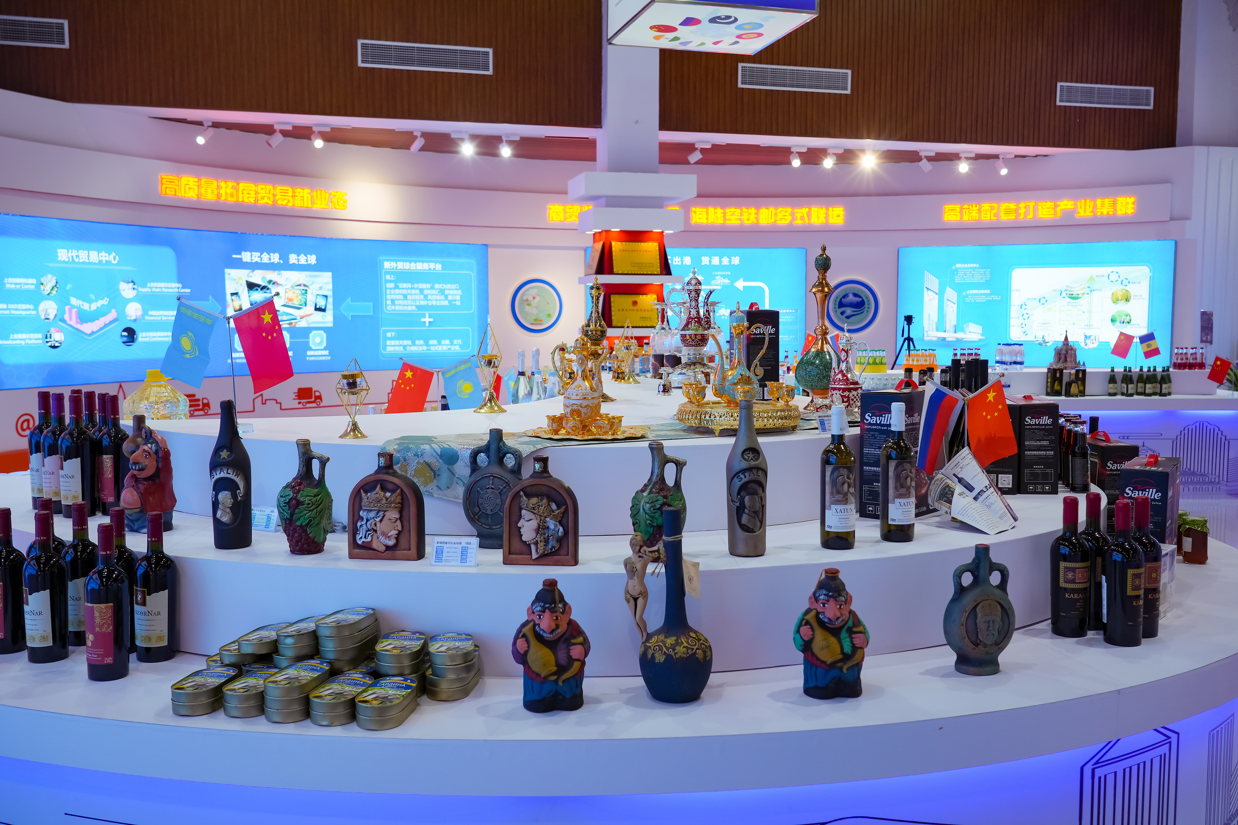 2022年10月19日，青島，上合示范區(qū)展出的上合國家特色商品。