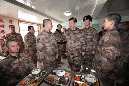 2014年1月26日中午，習(xí)近平來(lái)到連隊(duì)食堂，同戰(zhàn)士們一起用餐。新華社記者 李剛 攝