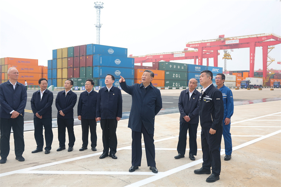 2024年5月22日至24日，中共中央總書記、國家主席、中央軍委主席習近平在山東考察。這是22日下午，習近平在日照港察看全自動化集裝箱碼頭作業(yè)場景。新華社記者 鞠鵬 攝