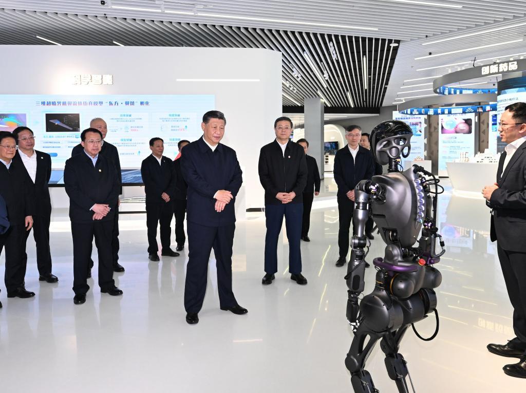 2023年11月28日下午，習近平在浦東新區(qū)張江科學城參觀上?？萍紕?chuàng)新成果展。新華社記者 謝環(huán)馳 攝